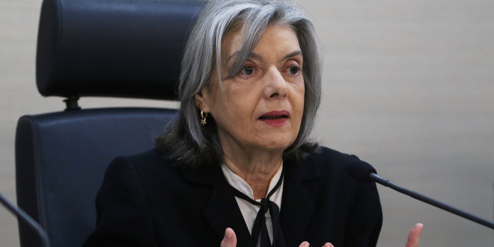 Cármen Lucia toma posse na presidência do TSE