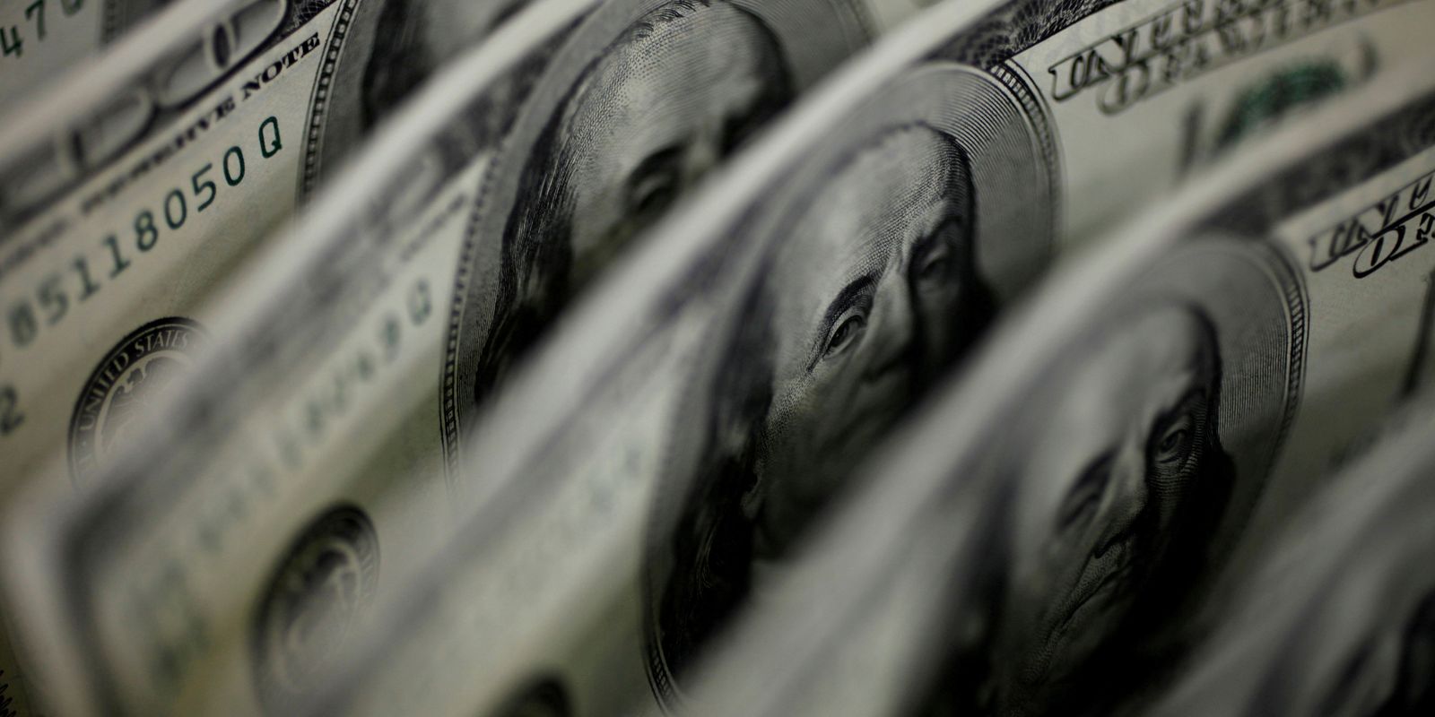 Dólar fecha em R$ 5,66 após superar R$ 5,70 durante o dia