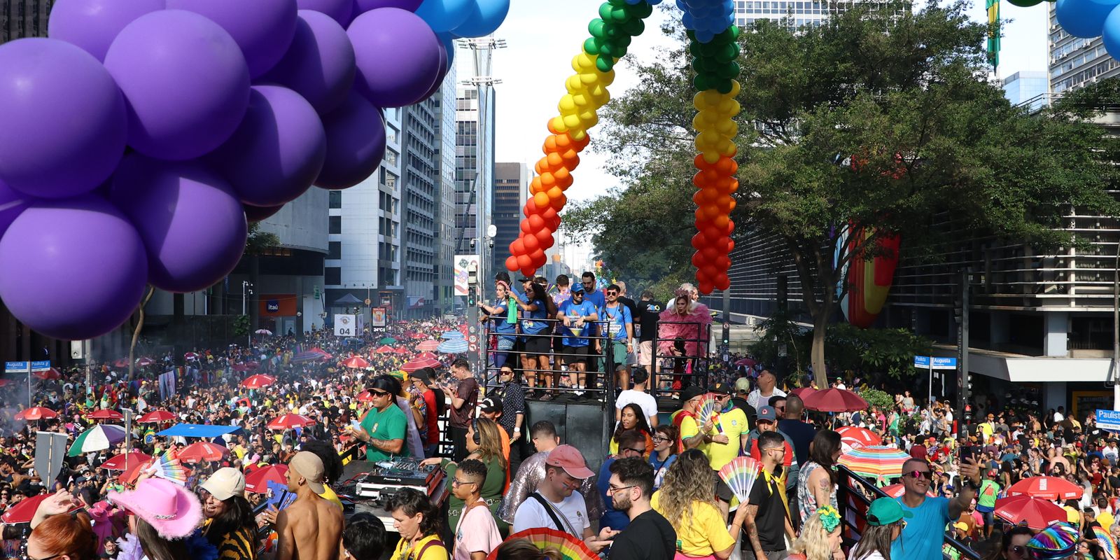 Luta LGBTQIA+ deve ir além da internet, diz líder da Parada de SP